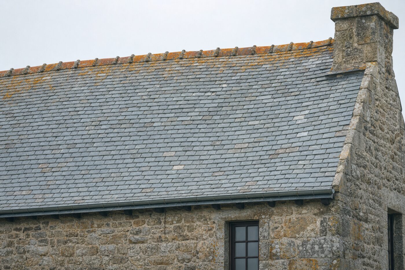 Toiture ardoise ancienne encore en bon état sur une maison de pierre