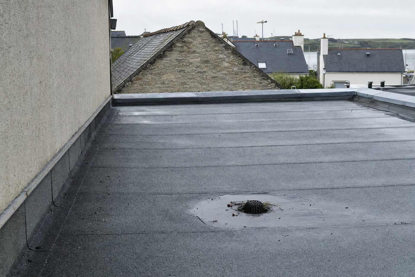 Membrane bitumineuse soudée sur une toiture plate, avec relevé en périphérie